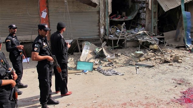 Des policiers inspectent les lieux d'une explosion qui visait la communauté chiite, au nord-ouest du Pakistan Des policiers inspectent les lieux d'une explosion qui visait la communauté chiite, au nord-ouest du Pakistan