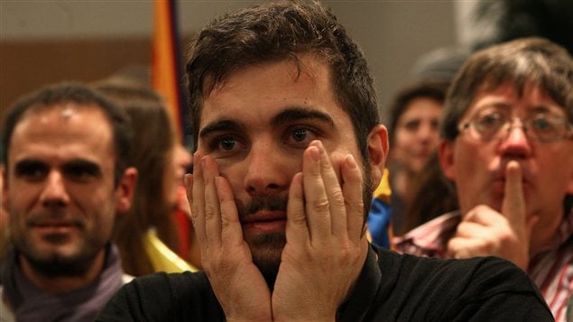 Un partisan de l'ERC ému devant les résultats de l'élection. Un partisan de l'ERC ému devant les résultats de l'élection.