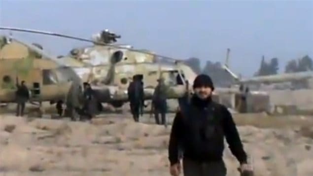On voit sur cette image tirée d'une vidéo un combattant sur la base militaire Marj al-Sultan. On voit sur cette image tirée d'une vidéo un combattant sur la base militaire Marj al-Sultan.