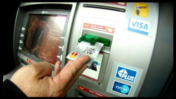 Une carte de crédit qui fonctionne avec n'importe quel numéro d'identification personnel, croyez-vous que c'est possible? Oui, nous répond une équipe de LA FACTURE qui nous en fait la démonstration. D'un guichet automatique à un autre, notre journaliste réussit à retirer de l'argent de plusieurs banques situées au centre-ville de Montréal en composant de faux NIP. Une carte de crédit qui fonctionne avec n'importe quel numéro d'identification personnel, croyez-vous que c'est possible? Oui, nous répond une équipe de LA FACTURE qui nous en fait la démonstration. D'un guichet automatique à un autre, notre journaliste réussit à retirer de l'argent de plusieurs banques situées au centre-ville de Montréal en composant de faux NIP.