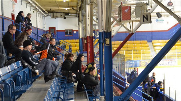 Des spectateurs dans les gradins lors d'un match de hockey Des spectateurs dans les gradins lors d'un match de hockey
