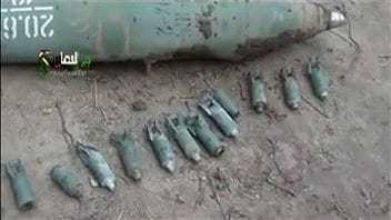 Une bombe à sous-munitions filmée sur les lieux d'un bombardement de l'aviation syrienne. Une bombe à sous-munitions filmée sur les lieux d'un bombardement de l'aviation syrienne.