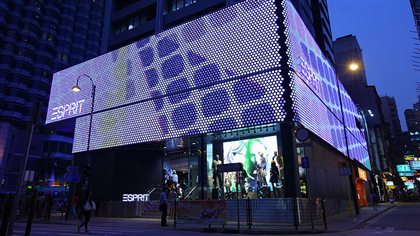 La devanture de la boutique Esprit de Hong Kong est tapissée d'écrans vidéo La devanture de la boutique Esprit de Hong Kong est tapissée d'écrans vidéo