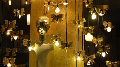 Une vitrine dorée réalisée par l'équipe d'Etalage B à Montréal Une vitrine dorée réalisée par l'équipe d'Etalage B à Montréal