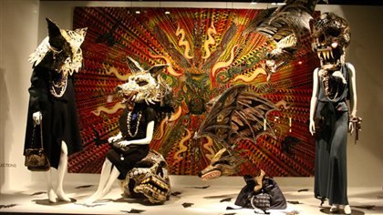La vitrine de Dennis McNett pour Barneys à New York, dans laquelle ont peut voir un crâne et des têtes d'animaux. La vitrine de Dennis McNett pour Barneys à New York, dans laquelle ont peut voir un crâne et des têtes d'animaux.