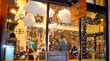 Des nuages dans la vitrine de la boutique Tigertree à Columbus, aux États-Unis Des nuages dans la vitrine de la boutique Tigertree à Columbus, aux États-Unis