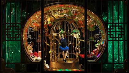 Des fils de métal pour la vitrine de Noël de Harvey Nichols Des fils de métal pour la vitrine de Noël de Harvey Nichols