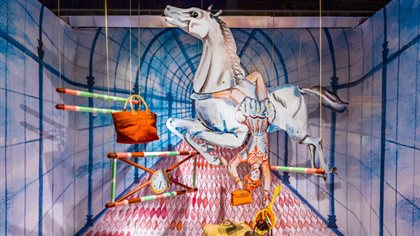 Une vitrine d'Hermès au magasin Bijenkorf d'Amsterdam Une vitrine d'Hermès au magasin Bijenkorf d'Amsterdam