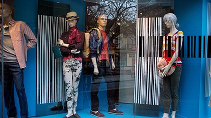 Une vitrine à rayures à la boutique Over the Rainbow à Toronto Une vitrine à rayures à la boutique Over the Rainbow à Toronto