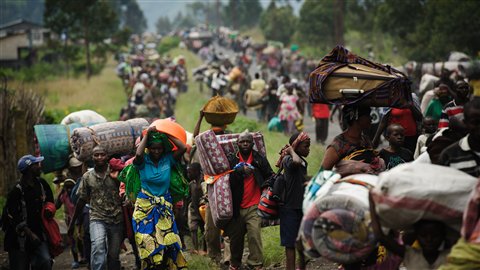 Des milliers de Congolais fuient la ville de Sake, à 26 km de Goma, en raison des violences dans l'est de la République démocratique du Congo le 22 novembre 2012. Des milliers de Congolais fuient la ville de Sake, à 26 km de Goma, en raison des violences dans l'est de la République démocratique du Congo le 22 novembre 2012.