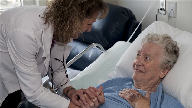 De forts liens se tissent entre le personnel et les personnes qui sont de passage aux Soins palliatifs, comme en témoigne cet instant croqué sur le vif, où l'assistante infirmière-chef, Marie-Claude Langelier, rigole avec Norbert Valcour. Quelque temps après la prise de cette photo, M. Valcour a quitté l'unité des soins palliatifs pour toujours. De forts liens se tissent entre le personnel et les personnes qui sont de passage aux Soins palliatifs, comme en témoigne cet instant croqué sur le vif, où l'assistante infirmière-chef, Marie-Claude Langelier, rigole avec Norbert Valcour. Quelque temps après la prise de cette photo, M. Valcour a quitté l'unité des soins palliatifs pour toujours.