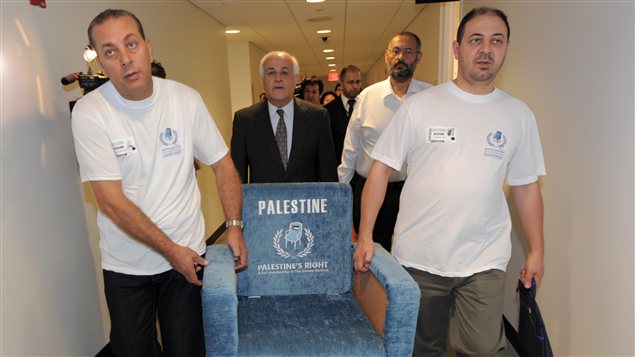 La délégation palestinienne à l'ONU apporte symboliquement un siège à leur rencontre avec le président de l'Assemblée générale de l'ONU. La délégation palestinienne à l'ONU apporte symboliquement un siège à leur rencontre avec le président de l'Assemblée générale de l'ONU.