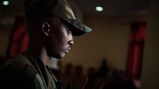 Un rebelle monte la garde à Goma alors que le chef du M23 tient une conférence de presse le 27 novembre 2012.
Un rebelle monte la garde à Goma alors que le chef du M23 tient une conférence de presse le 27 novembre 2012.