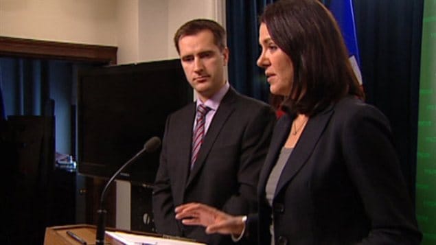Danielle Smith, chef du Wildrose, et le député Rob Anderson parlent des allégations de conflits d'intérêts contre Alison Redford. Danielle Smith, chef du Wildrose, et le député Rob Anderson parlent des allégations de conflits d'intérêts contre Alison Redford.