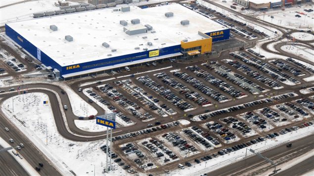 Vue aérienne du parc de stationnement du magasin Ikea de Winnipeg, le jour de son ouverture, le 28 novembre 2012. Vue aérienne du parc de stationnement du magasin Ikea de Winnipeg, le jour de son ouverture, le 28 novembre 2012.