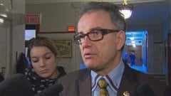 Le ministre de la Santé Réjean Hébert a salué vendredi le travail d'Héma-Québec qui selon lui a agi avec prudence. Le ministre de la Santé Réjean Hébert a salué vendredi le travail d'Héma-Québec qui selon lui a agi avec prudence.