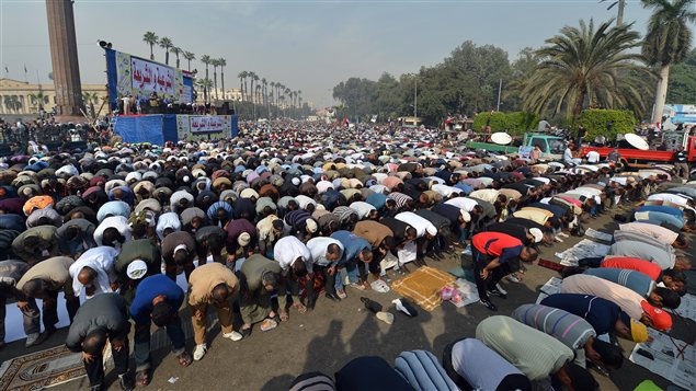 Prière devant l'Université du Caire lors de la manifestation appuyant le président Morsi. Prière devant l'Université du Caire lors de la manifestation appuyant le président Morsi.