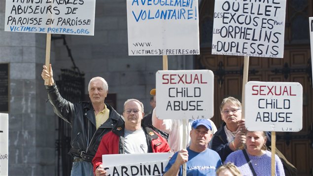 Des orphelins de Duplessis lors d'une manifestation Des orphelins de Duplessis lors d'une manifestation