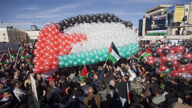 Un drapeau palestinien composé de ballons dans la bande de Gaza lors d'un rassemblement pour célébrer l'obtention du titre d'État non membre de la Palestine à l'ONU. Un drapeau palestinien composé de ballons dans la bande de Gaza lors d'un rassemblement pour célébrer l'obtention du titre d'État non membre de la Palestine à l'ONU.