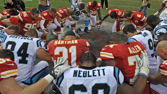 Les joueurs des Chiefs de Kansas City et des Panthers de la Caroline se recueillent en mémoire de Jovan Belcher. Les joueurs des Chiefs de Kansas City et des Panthers de la Caroline se recueillent en mémoire de Jovan Belcher.