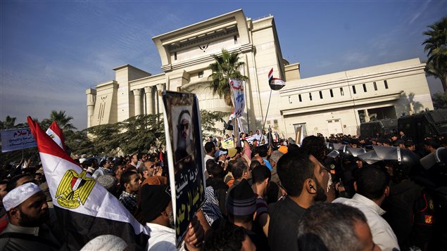Des centaines de partisans de Mohamed Morsi manifestent devant la Cour suprême égyptienne. Des centaines de partisans de Mohamed Morsi manifestent devant la Cour suprême égyptienne.