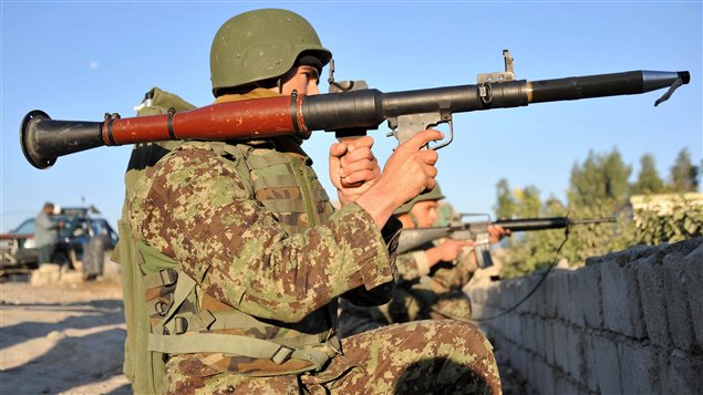 Un soldat afghan près de l'aéroport de Jalalabad, en Afghanistan Un soldat afghan près de l'aéroport de Jalalabad, en Afghanistan