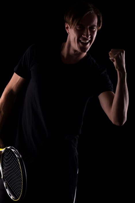 Un homme joue au tennis Un homme joue au tennis
