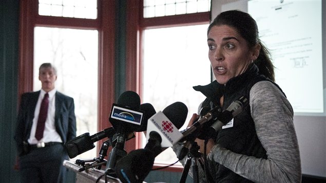 La conseillère municipale Marilou Alarie et le maire, Martin Murray, en arrière plan.