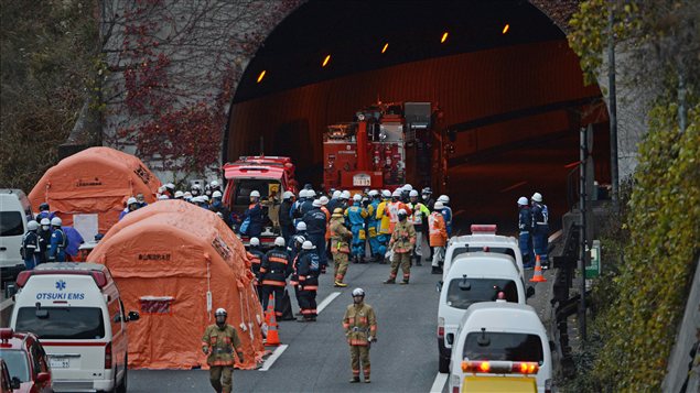 Les opérations de secours ont repris après une interruption décidée par les autorités pour des raisons de sécurité. Les opérations de secours ont repris après une interruption décidée par les autorités pour des raisons de sécurité.