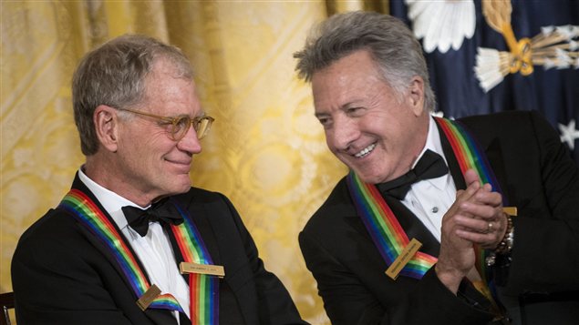 L'acteur Dustin Hoffman (à gauche) discute avec l'animateur David Letterman (à droite) lors de la soirée de remise des prix du centre Kennedy. L'acteur Dustin Hoffman (à gauche) discute avec l'animateur David Letterman (à droite) lors de la soirée de remise des prix du centre Kennedy.