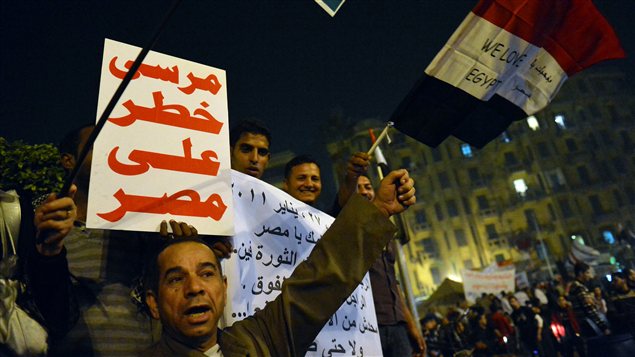 Des opposants au président manifestent au Caire. Il est écrit sur la pancarte : « Morsi est un danger pour l'Égypte ». (archives) Des opposants au président manifestent au Caire. Il est écrit sur la pancarte : « Morsi est un danger pour l'Égypte ». (archives)