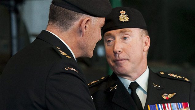 Le commandant de l'Armée canadienne Peter Devlin à Ottawa en juin 2010. Le commandant de l'Armée canadienne Peter Devlin à Ottawa en juin 2010.