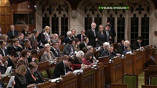Les députés de l'opposition votent pour tenter d'amender le projet de loi omnibus le 4 décembre 2012. Les députés de l'opposition votent pour tenter d'amender le projet de loi omnibus le 4 décembre 2012.