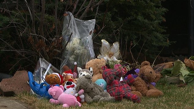 Fleurs et peluches ont été déposés devant les lieux du drame, à la mémoire des victimes Fleurs et peluches ont été déposés devant les lieux du drame, à la mémoire des victimes