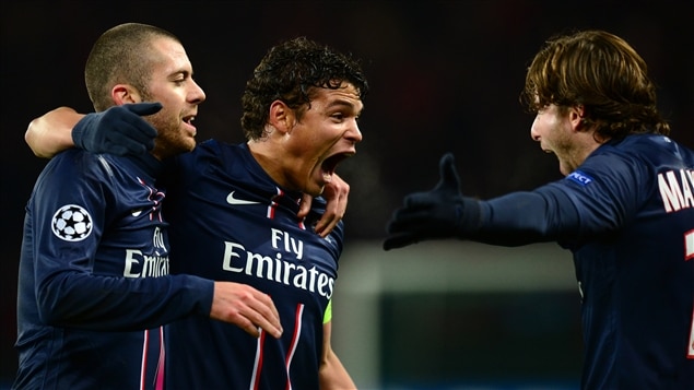 Le défenseur brésilien Thiago Silva (au centre) célèbre un but en compagnie de Jeremy Menez (à gauche) et Maxwell (à droite). Le défenseur brésilien Thiago Silva (au centre) célèbre un but en compagnie de Jeremy Menez (à gauche) et Maxwell (à droite).