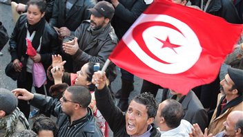 Des membres de l'UGTT manifestent à Tunis. Des membres de l'UGTT manifestent à Tunis.