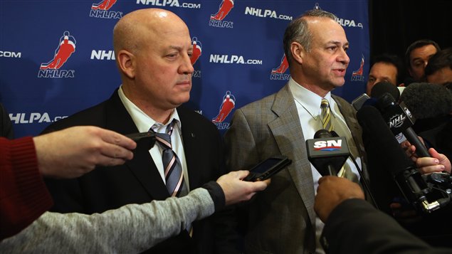 Le commissaire adjoint de la LNH Bill Daly et le conseiller de l'Association des joueurs Steve Fehr Le commissaire adjoint de la LNH Bill Daly et le conseiller de l'Association des joueurs Steve Fehr