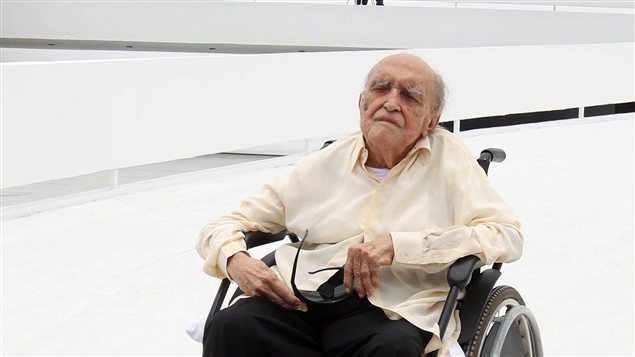 Oscar Niemeyer pose devant l’édifice de la Fondation Niemeyer, à Niteroi, au Brésil, en 2010. Oscar Niemeyer pose devant l’édifice de la Fondation Niemeyer, à Niteroi, au Brésil, en 2010.