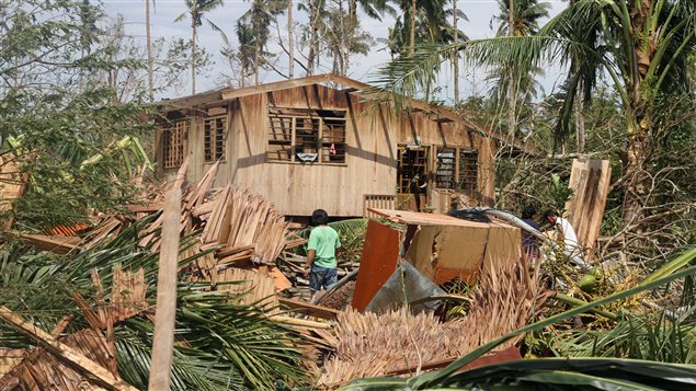 Une maison du sud-est des Philippines endommagée par le passage du typhon Bopha. Une maison du sud-est des Philippines endommagée par le passage du typhon Bopha.