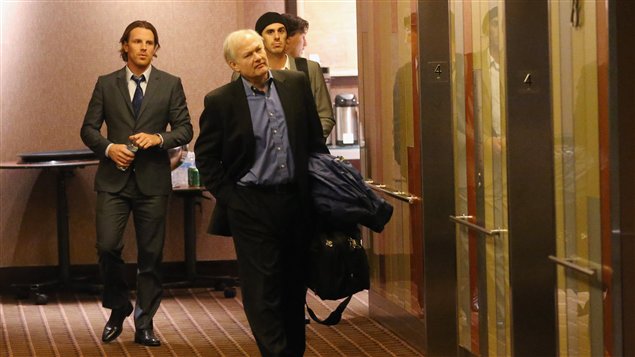 Brad Richards, le directeur de l'AJLNH Donald Fehr et Ryan Miller quittent la salle de réunion à New York. Brad Richards, le directeur de l'AJLNH Donald Fehr et Ryan Miller quittent la salle de réunion à New York.