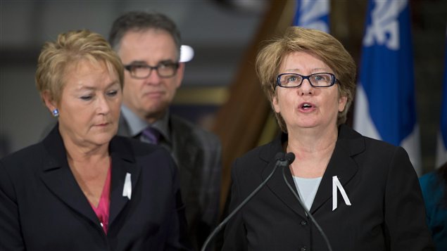 La ministre du Travail, Agnès Maltais, et la première ministre, Pauline Marois, annoncent le nouveau plan d'action pour lutter contre la violence conjugale. La ministre du Travail, Agnès Maltais, et la première ministre, Pauline Marois, annoncent le nouveau plan d'action pour lutter contre la violence conjugale.