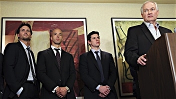 Donald Fehr annonce la mauvaise nouvelle, les joueurs accusent le coup. Donald Fehr annonce la mauvaise nouvelle, les joueurs accusent le coup.