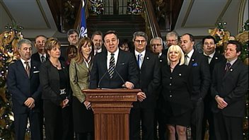 Le chef de la CAQ, François Legault, entouré de ses députés. Le chef de la CAQ, François Legault, entouré de ses députés.