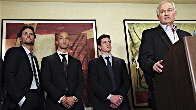 Donald Fehr annonce la mauvaise nouvelle, les joueurs accusent le coup. Donald Fehr annonce la mauvaise nouvelle, les joueurs accusent le coup.