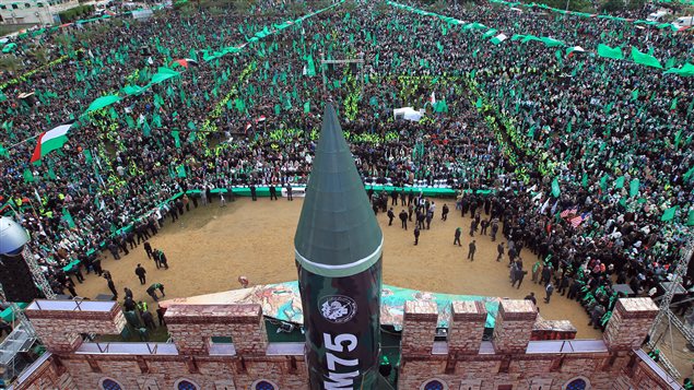 Des milliers de Palestiniens réunis à Gaza pour célébrer les 25 ans du Hamas Des milliers de Palestiniens réunis à Gaza pour célébrer les 25 ans du Hamas