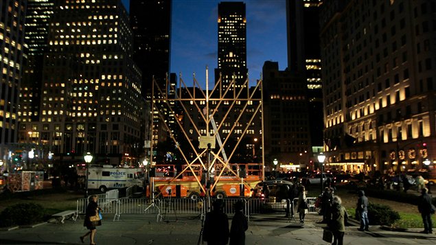 Gigantesque menorah pour célébrer la Hanoukka à New York. Gigantesque menorah pour célébrer la Hanoukka à New York.