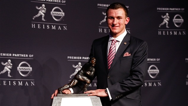 Johnny Manziel a remporté le trophée Heisman. Johnny Manziel a remporté le trophée Heisman.