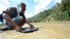 Un mineur philippin illégal dans une rivière de la zone touchée par le typhon Bopha Un mineur philippin illégal dans une rivière de la zone touchée par le typhon Bopha