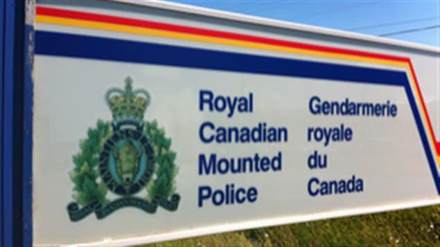 Un panneau de la Gendarmerie royale du Canada Un panneau de la Gendarmerie royale du Canada