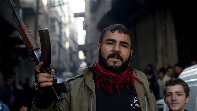 Un rebelle syrien à Al-Fardos, le 9 décembre. Un rebelle syrien à Al-Fardos, le 9 décembre.